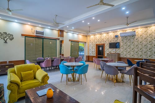 Impreza Luxury Stays Deluxe Room | Pet-friendly 1-Room Retreat With Common Lounge Area, Garden, Verandah & Restro – 1 bedroom villa in Dehradun, Uttarakhand