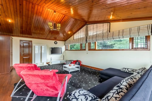 The Meadow | Elegant 3-BHK Hill Retreat With Entertainment Lounge & Terrace – 3 bedroom villa in Nainital, Uttarakhand