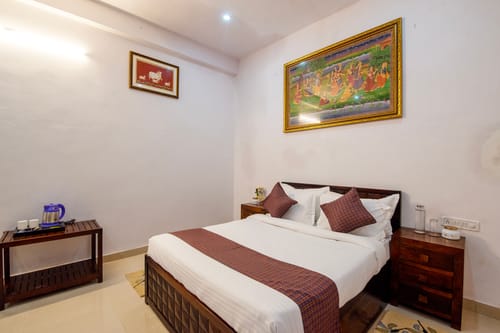 Colonel Retreat | 3-BHK Hideaway with Private Pool & Gardens Near Ubeshwar Mahadev Temple – 3 bedroom villa in Udaipur, Rajasthan
