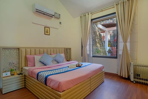 Golden Meadow Villa | Pet-friendly Hillside 3-BHK Retreat With Outdoor Lounge, Balcony & Scenic Views – 3 bedroom villa in Kasauli, Himachal Pradesh