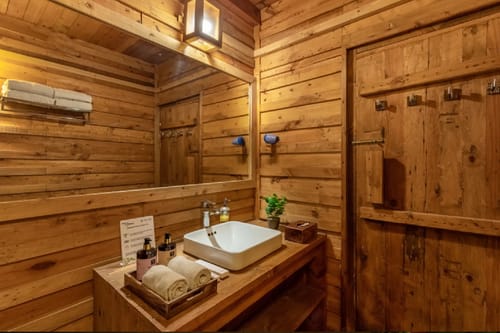 Suro Woodcrest Chalet | Pet-friendly Stay With Loft, Restaurant & Outdoor Seating – 1 bedroom villa in Shimla, Himachal Pradesh