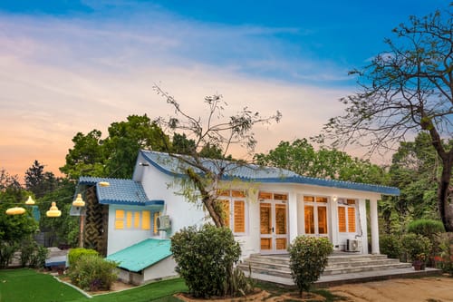 Crystal Farms | Pet-friendly 3-BHK Farmhouse with Private Pool, Bar, Garden & Elegant British Interiors | Close to Qutub Minar – 3 bedroom villa in Delhi NCR, Delhi