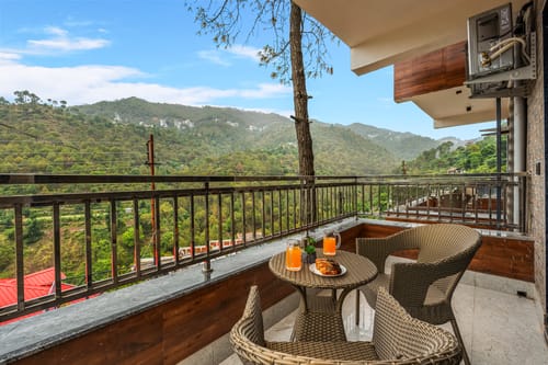 Panchvati Veloraa | Spacious Pet-Friendly 6-BHK Apartment | Scenic Views & Sit-Out Area – 6 bedroom villa in Kasauli, Himachal Pradesh