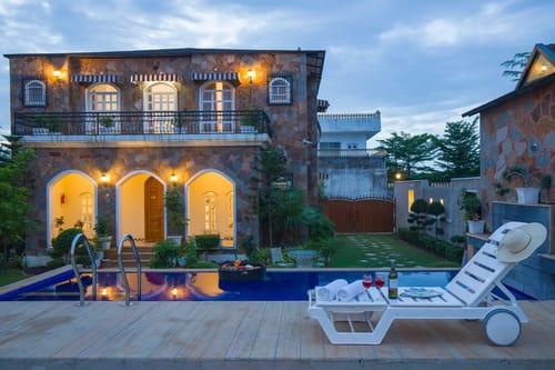 Oakwood Mansion | 7-BHK | 2 Cottages |1 Villa | Pvt Pools & Lush Garden | Party Halls – 7 bedroom villa in Jaipur, Rajasthan