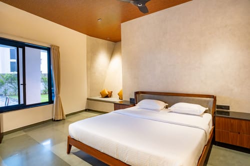 JD Beach Vacay | 4-BHK Oceanfront Beach Villa with Spacious Lawn, Ambient-Lit Bar & Private Beach Access – 4 bedroom villa in Chennai, Tamil Nadu