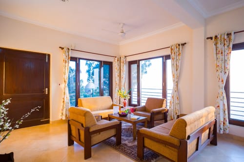 Pine View Cottage | Pet-friendly 3-BHK Himalayan Retreat with Scenic Sit-Out Areas