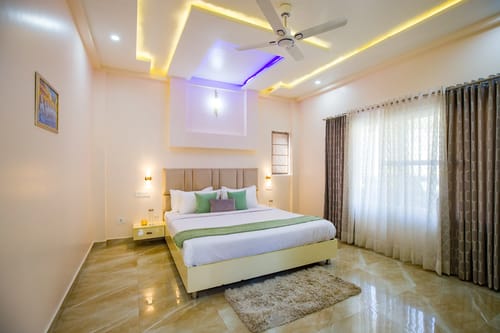 Clouds Nest | 4-BHK Pet-friendly Retreat With Terrace & Hill Views by Naukuchiatal – 4 bedroom villa in Nainital, Uttarakhand