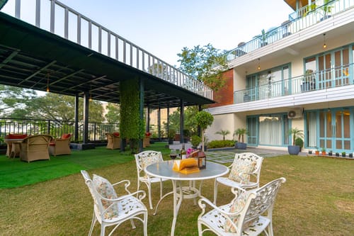 Utopia @ Aykon Estate w/ Outdoor Pool – 8 bedroom villa in Kasauli, Himachal Pradesh