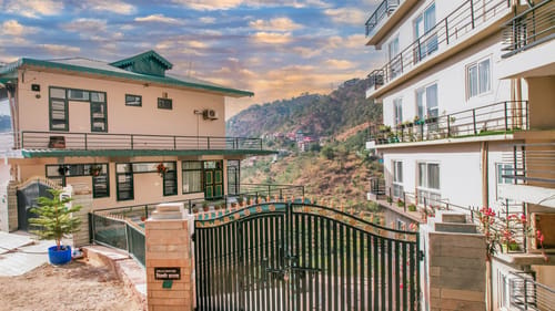Dilli Villa Blush | Hillside Suite With Private Balcony, Common Pool & Scenic Views – 1 bedroom villa in Kasauli, Himachal Pradesh