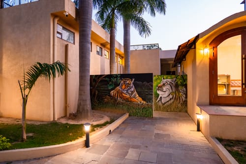 Tiger Cave Suite | Pet-friendly Room with Shared Pool & Garden on Main Ranthambore Road – 1 bedroom villa in Ranthambore, Rajasthan