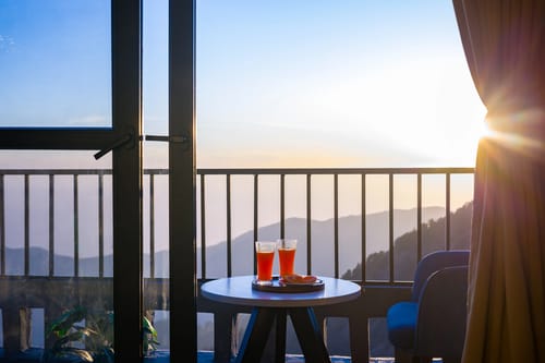 Evara | Pet-friendly 2-BHK Hilltop Hideaway With Balcony, Fireplace & Views – 2 bedroom villa in Mussoorie, Uttarakhand