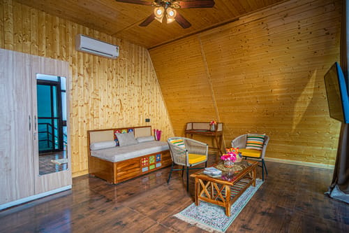 Echo By The Lakes | Lake-View Pet-friendly 2-Bedroom Retreat With Common Garden & Game Zone – 2 bedroom villa in Nainital, Uttarakhand