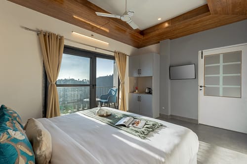 Evara | Pet-friendly 2-BHK Hilltop Hideaway With Balcony, Fireplace & Views – 2 bedroom villa in Mussoorie, Uttarakhand