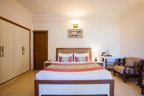 Sukhmani Cottage | 5-BHK Hilltop Hideaway With Garden, Terrace & Scenic Views – 5 bedroom villa in Kasauli, Himachal Pradesh