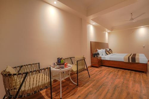 Dilli Villa Punch | 1 Hilltop Suite With Private Balcony, Common Pool & Scenic Views – 1 bedroom villa in Kasauli, Himachal Pradesh