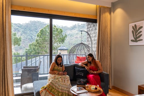 The Retreat Villa | 4-BHK Hillside Retreat with Indoor Pool, Jacuzzis | Near Kasauli Hill Station – 4 bedroom villa in Kasauli, Himachal Pradesh