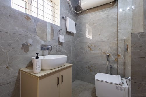 SLV Ventures Abhignya | 2-BHK Urban Stay With Private Balcony & Green View With Lift – 2 bedroom villa in Bengaluru, Karnataka