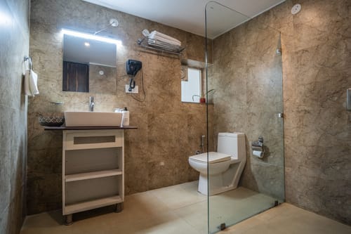 Impreza Luxury Stays Deluxe Room | Pet-friendly 1-Room Retreat With Common Lounge Area, Garden, Verandah & Restro – 1 bedroom villa in Dehradun, Uttarakhand