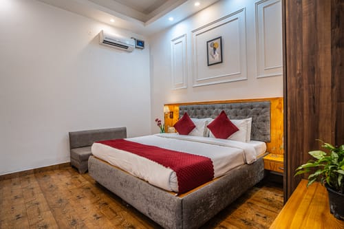Impreza Luxury Stays Classic Room | Pet-friendly 1-Room Retreat With Common Lounge Area, Garden, Verandah & Restro – 1 bedroom villa in Dehradun, Uttarakhand