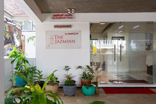 The Jazminn Timberwood | 3-BHK Pet-friendly Apartment with Shared Sit Out Area | Near Bengaluru Palace – 3 bedroom villa in Bengaluru, Karnataka