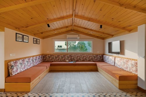 Konifer Pinegrove | 3-BHK Hilltop Escape with Attic, Panoramic Views, Garden, & Outdoor Lounge – 3 bedroom villa in Kasauli, Himachal Pradesh