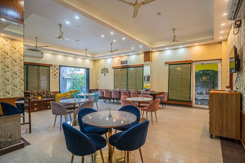 Impreza Luxury Stays Classic Room | Pet-friendly 1-Room Retreat With Common Lounge Area, Garden, Verandah & Restro – 1 bedroom villa in Dehradun, Uttarakhand