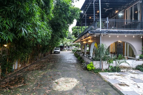 Impreza Luxury Stays Classic Room | Pet-friendly 1-Room Retreat With Common Lounge Area, Garden, Verandah & Restro – 1 bedroom villa in Dehradun, Uttarakhand