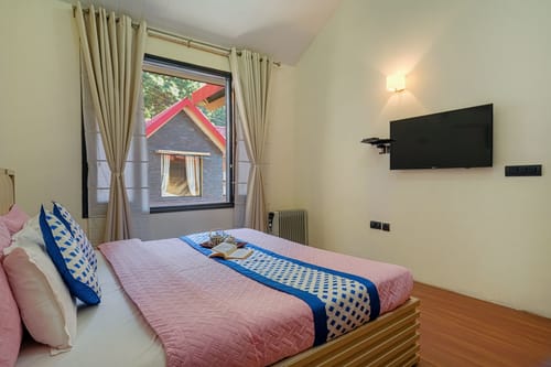 Golden Meadow Villa | Pet-friendly Hillside 3-BHK Retreat With Outdoor Lounge, Balcony & Scenic Views – 3 bedroom villa in Kasauli, Himachal Pradesh