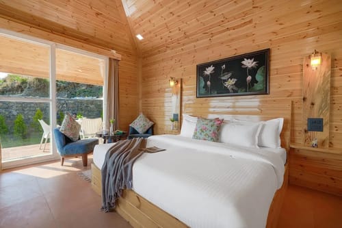 Top Tibba - Wooden Cabin with balcony & garden – 1 bedroom villa in Mussoorie, Uttarakhand