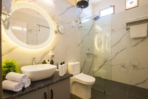 Evara | Serene Pet-friendly 4-BHK Hill Retreat With Balcony, Fireplace & Scenic Views – 4 bedroom villa in Mussoorie, Uttarakhand