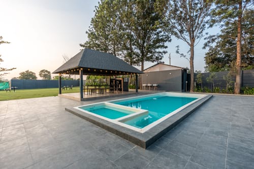 Inara Retreat | Pet-Friendly 1- Cottage with a Mezzanine Loft, Shared Pool, and Garden – 1 bedroom villa in Bengaluru, Karnataka