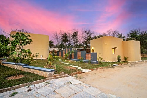Urvi Grand Luxe Suite | Serene Farmstay With Garden, Common Pool & Dining Area – 1 bedroom villa in Bengaluru, Karnataka