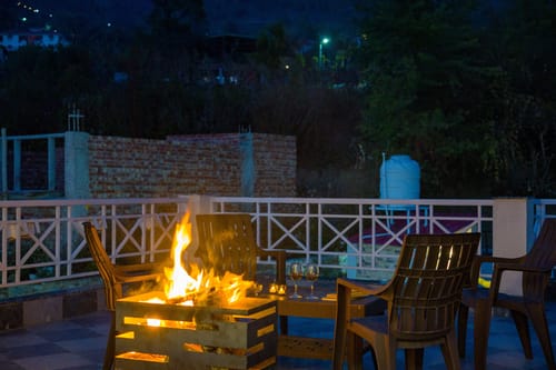 Clouds Nest | 4-BHK Pet-friendly Retreat With Terrace & Hill Views by Naukuchiatal – 4 bedroom villa in Nainital, Uttarakhand