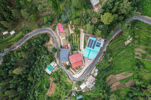 Adrushya | Cosy 1-Room Stay with Hill Views, Karaoke Lounge & Restaurant – 1 bedroom villa in Mukteshwar, Uttarakhand