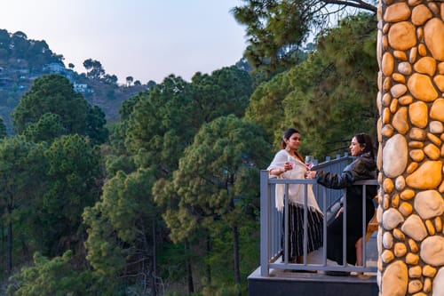 The Retreat Villa | 4-BHK Hillside Retreat with Indoor Pool, Jacuzzis | Near Kasauli Hill Station – 4 bedroom villa in Kasauli, Himachal Pradesh