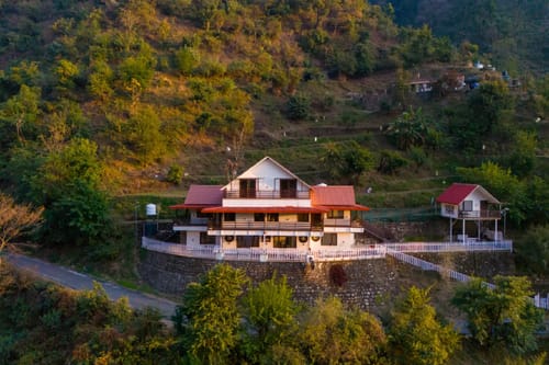 Madhuram Villa | Pet-Friendly 5-BHK Hillside Retreat With Garden & Balcony – 5 bedroom villa in Dehradun, Uttarakhand