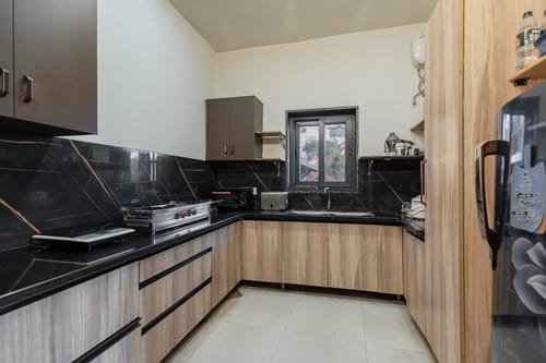 Evara | Pet-friendly 2-BHK Hilltop Hideaway With Balcony, Fireplace & Views – 2 bedroom villa in Mussoorie, Uttarakhand