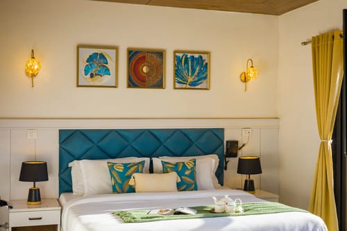 Evara | Pet-friendly 2-BHK Hilltop Hideaway With Balcony, Fireplace & Views – 2 bedroom villa in Mussoorie, Uttarakhand
