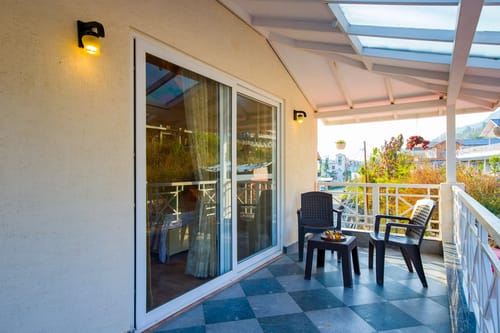 Clouds Nest | 4-BHK Pet-friendly Retreat With Terrace & Hill Views by Naukuchiatal – 4 bedroom villa in Nainital, Uttarakhand