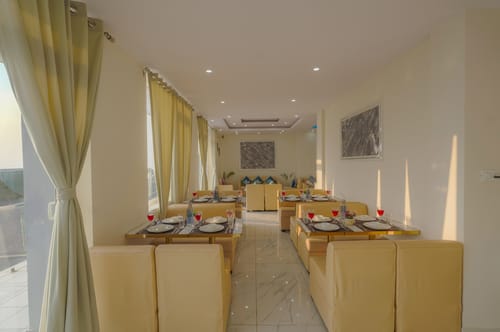 The Ridgeview Retreat Arabella | Pet-friendly Hillside Room with Private Balcony & Bathtub, Common Recreation Zone, Lounge & Restro | Close to Naldehra  – 1 bedroom villa in Shimla, Himachal Pradesh