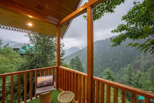 The Sinatra Skylight: Glass treehouse in the mist