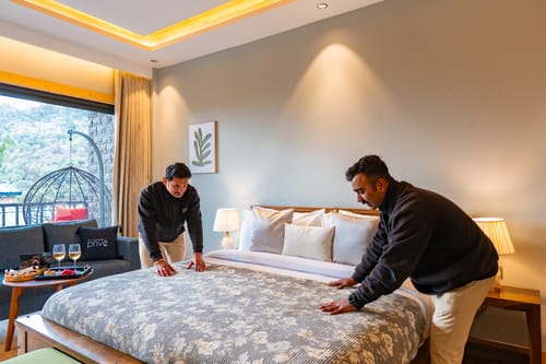 The Retreat Villa | 4-BHK Hillside Retreat with Indoor Pool, Jacuzzis | Near Kasauli Hill Station – 4 bedroom villa in Kasauli, Himachal Pradesh