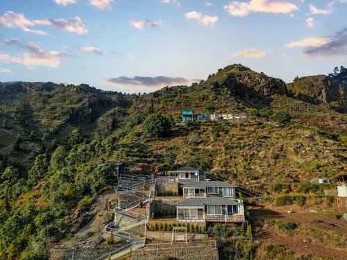 Top Tibba - Wooden Cabin with balcony & garden – 1 bedroom villa in Mussoorie, Uttarakhand