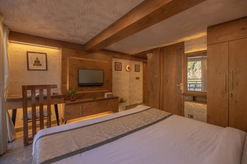 Lakefront Escape | Charming 2-room Suite with Sit-out area, Lake Views & Outdoor deck – 2 bedroom villa in Nainital, Uttarakhand