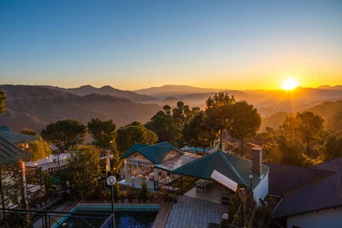 Villa Mountain Crest w/ Outdoor Pool – 6 bedroom villa in Kasauli, Himachal Pradesh