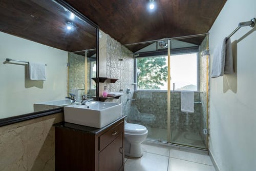 Villa Mountain Crest w/ Outdoor Pool – 6 bedroom villa in Kasauli, Himachal Pradesh