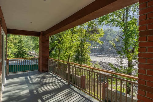 Shamrock Riverfront – 5 bedroom villa in Manali, Himachal pradesh