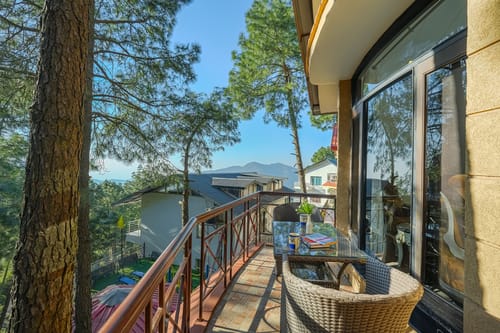 Golden Meadow Villa | Pet-friendly Hillside 3-BHK Retreat With Outdoor Lounge, Balcony & Scenic Views – 3 bedroom villa in Kasauli, Himachal Pradesh