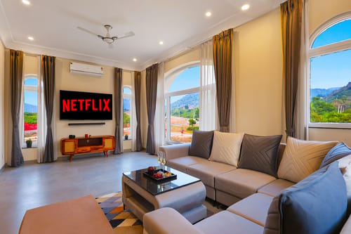 Vaikunth Villa | 3 BHK Getaway with Rooftop Pool, Sit-out Area, Jacuzzi, Scenic Lake & Hill Views – 3 bedroom villa in Udaipur, Rajasthan