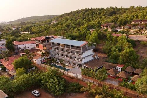 Gracias Bleu | 1-Room Retreat With Sea Views, Common Pool, & Restro Close to Ashwem Beach – 1 bedroom villa in North Goa, Goa